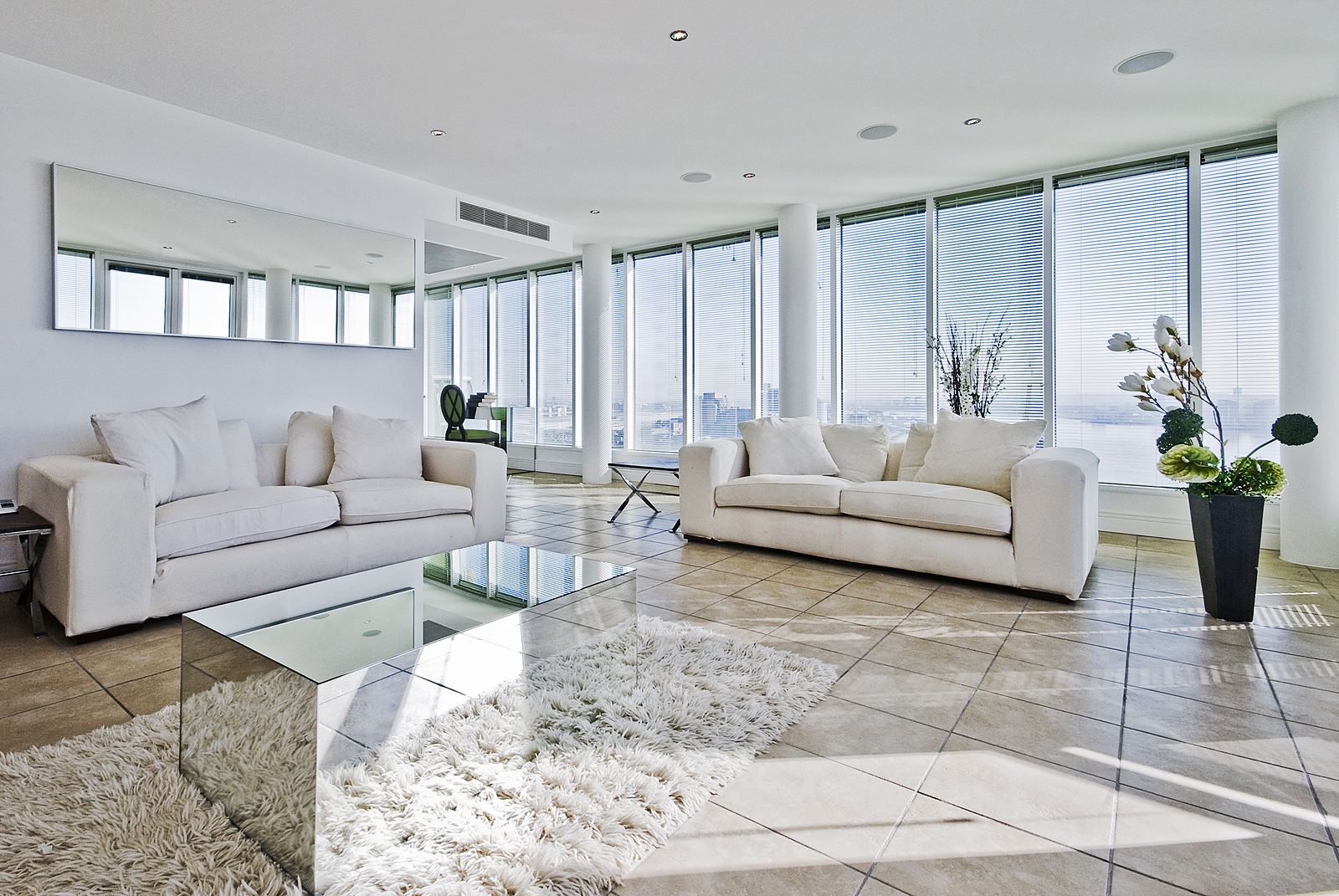 Do Floor-to-Ceiling Windows Really Make a Room Feel Bigger?